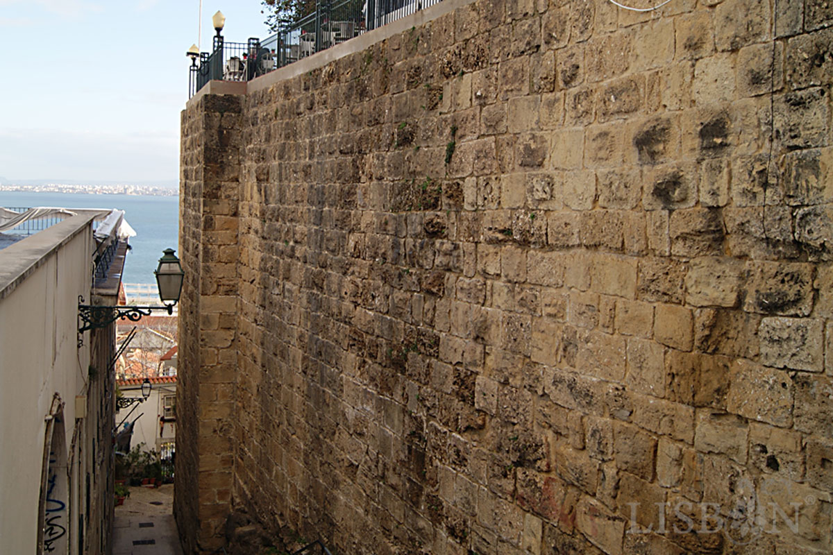 Moorish wall, Portas do Sol