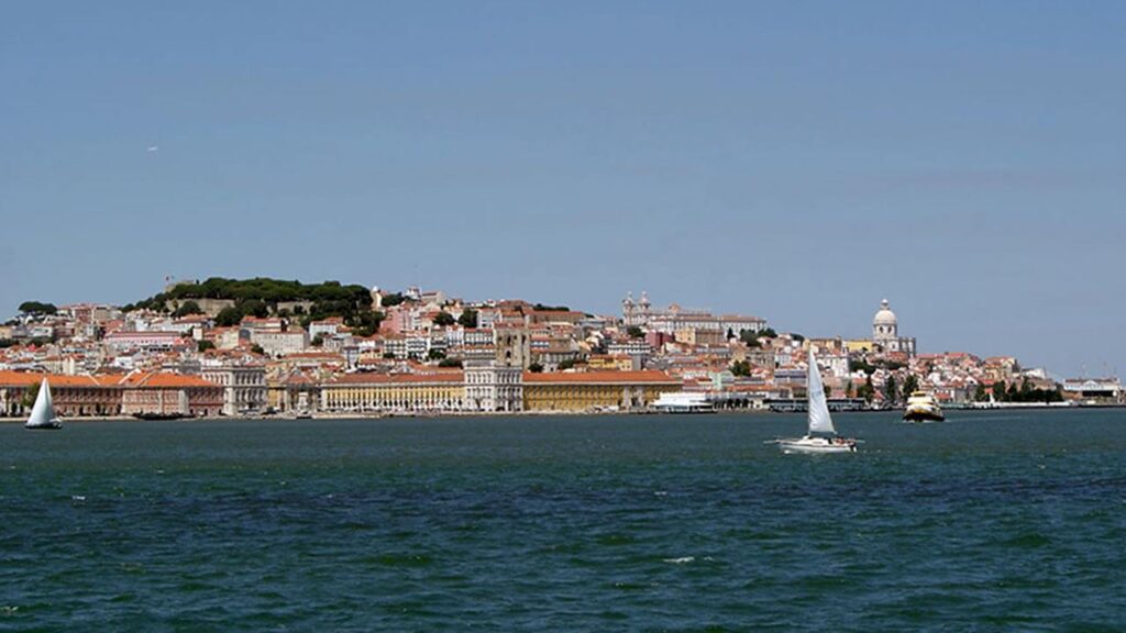 História de Lisboa; Lisboa vista do Tejo: Praça do Comércio; Castelo de São jorge, Sé, Mosteiro de São Vicente de Fora e Panteão Nacional.