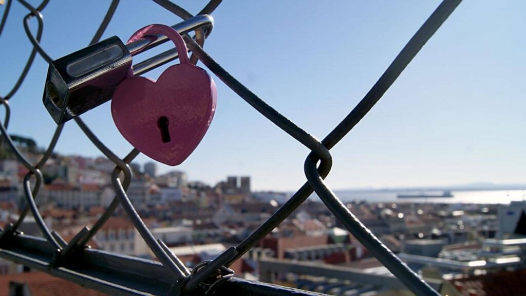 Cadeados do amor deixados no corredor superior do Elevador de Santa Justa.