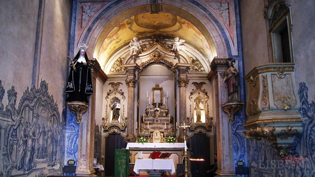 General view of the chancel of the Church of Nossa Senhora da Oliveira