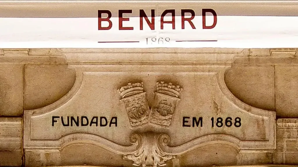 Imagem de um pormenor da fachada da Pastelaria Benard