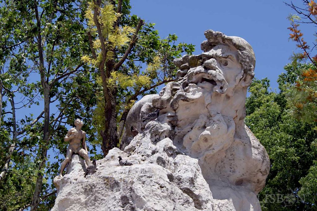 Adamastor. Escultura em pedra que representa a personificação do Cabo das Tormentas na figura do gigante Adamastor feita por Luís de Camões em Os Lusíadas. Da autoria do escultor Júlio Vaz Júnior foi promovida pela Câmara Municipal de Lisboa em 1927.