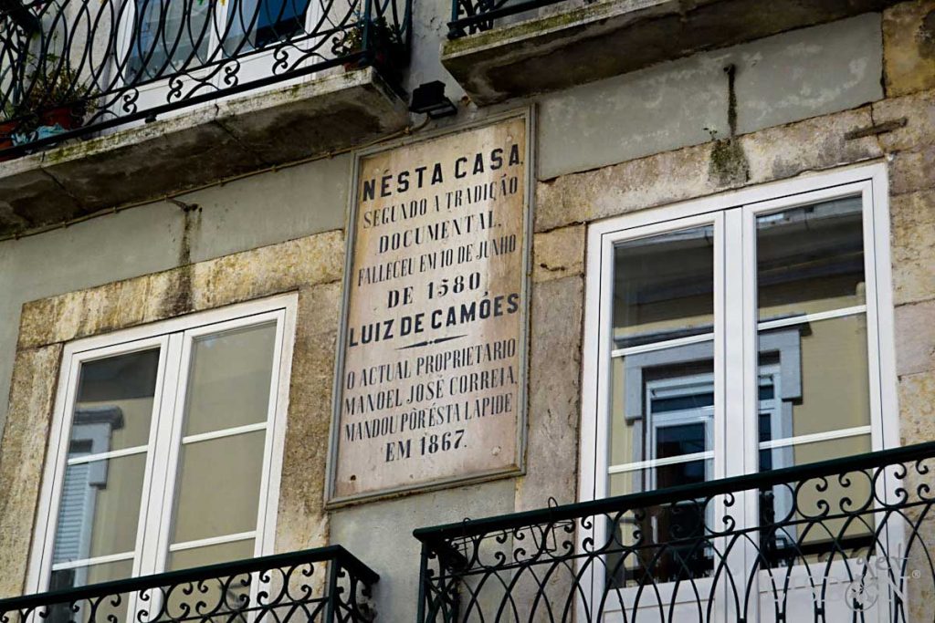 Ao Encontro de Luís de Camões em Lisboa: O nº 139 da Calçada de Santana, um edifício demasiado recente para ser contemporâneo de Camões, exibe uma placa datada de 1867 com a indicação que ali viveu e morreu o poeta em 1580.