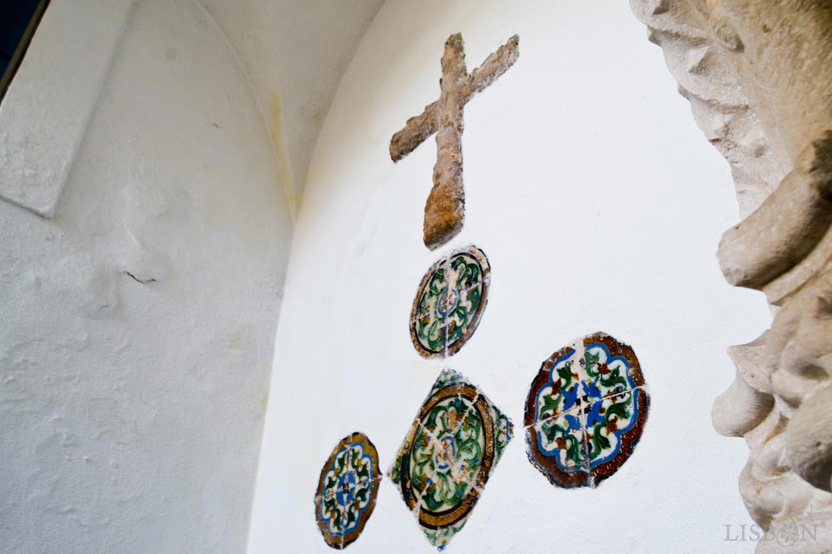Portal tardo-gótico e azulejos hispano-árabes - Igreja Nossa Senhora da Luz