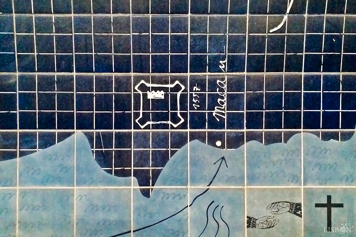 Painel de azulejo com referência a Macau, na estação de metro Parque, Lisboa