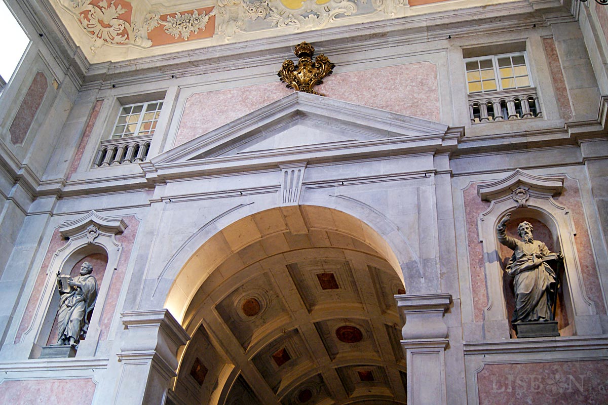 Decorative motifs around the triumphal arch of the Church of Conceição Velha