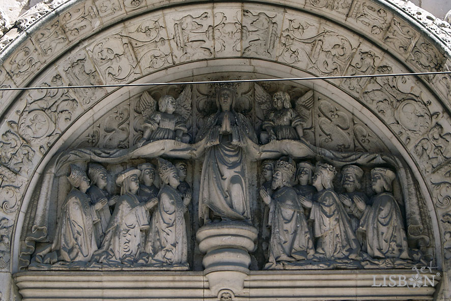 Sculptural set of the tympanum of the Church of Conceição Velha portal