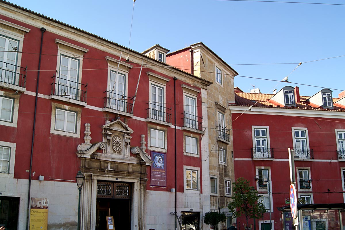 Museu de Artes Decorativas Portuguesas instalado no Palácio Azurara, um edifício classificado como imóvel de interesse público.