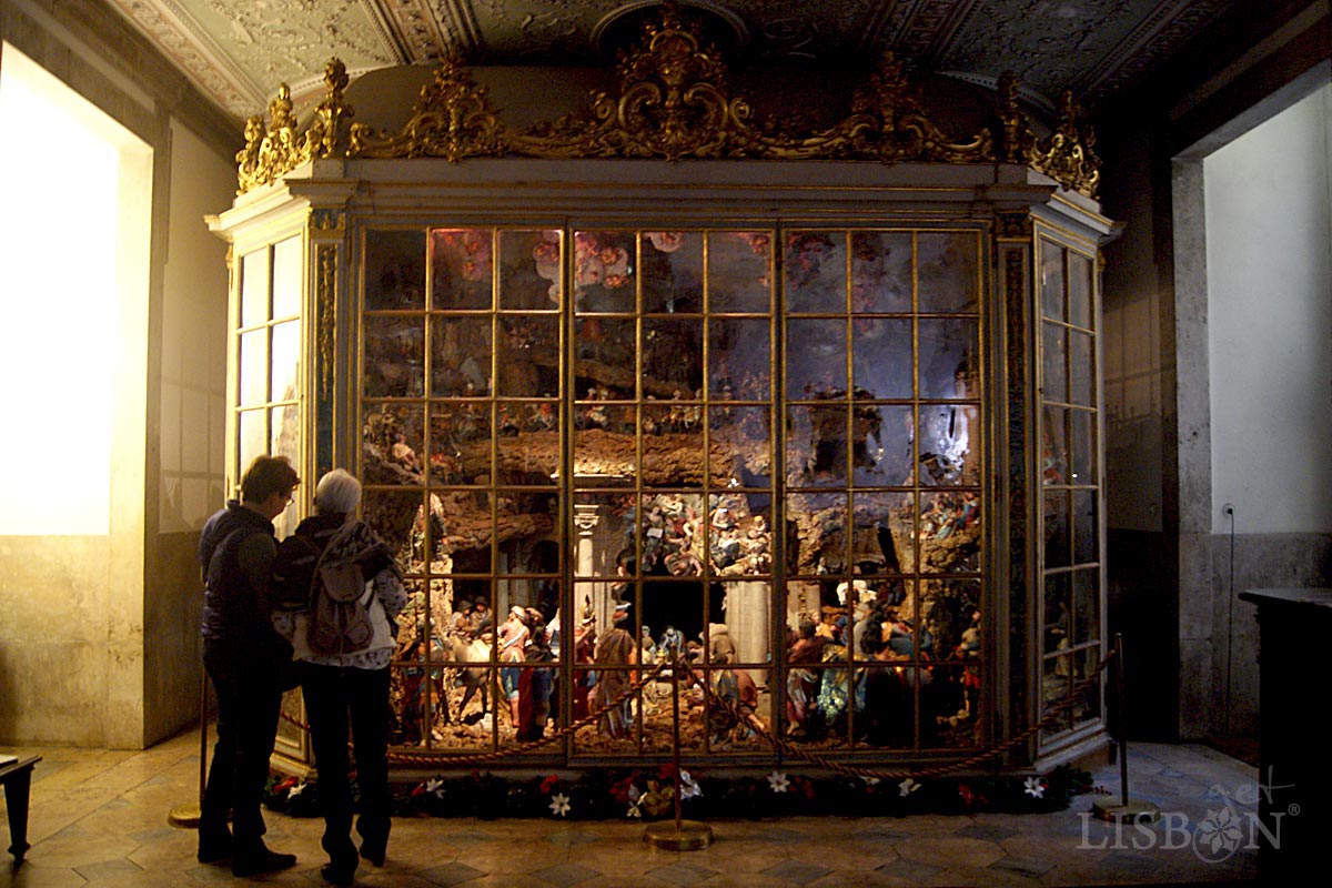 The Nativity Scene of the Estrela Basilica was executed between 1781 and 1785, is constituted by more than 400 figures and is closed in a glass cabinet that protects it.