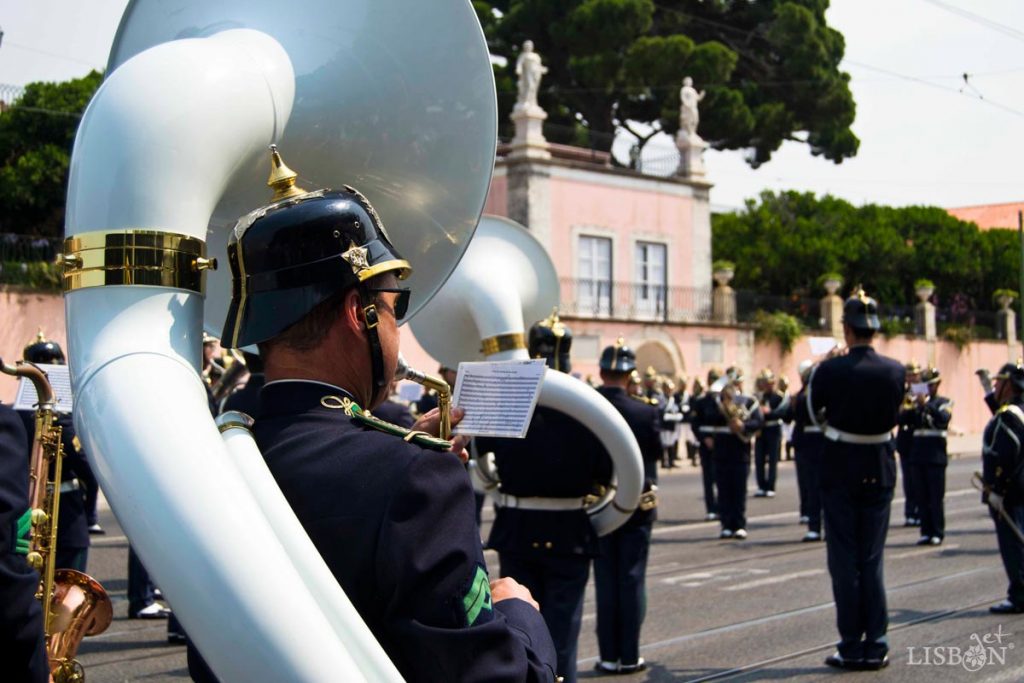 The “Brinco da Banda” consists in a “self-commanded drill”, before and after a music exhibition, executed by the Martial Band and Fanfare.