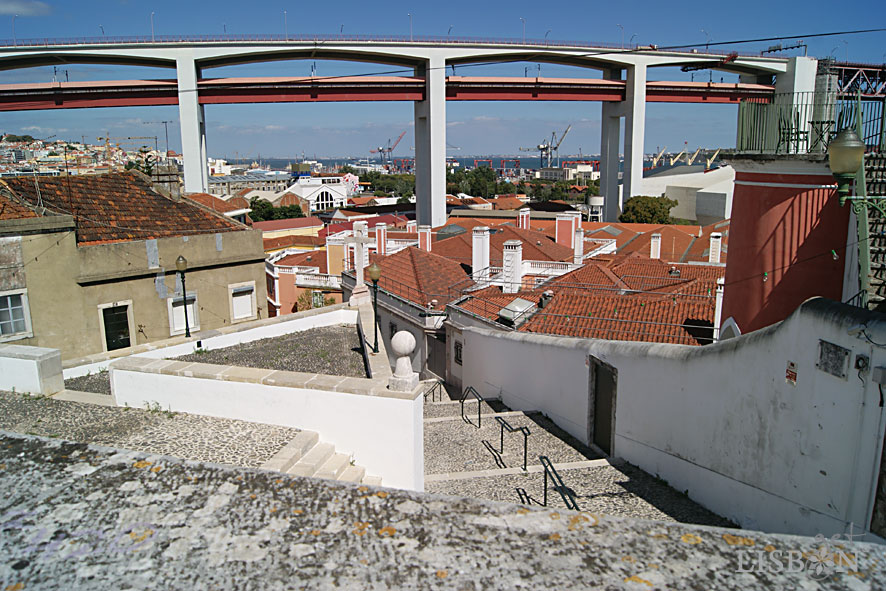 Do conjunto arquitectónico faz parte a escadaria monumental, interrompida por um patamar com cruzeiro.