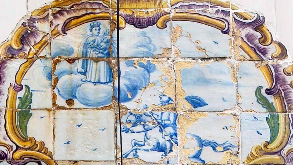 Painel de azulejos de Nossa Senhora da Nazaré e o Milagre de D. Fuas Roupinho,