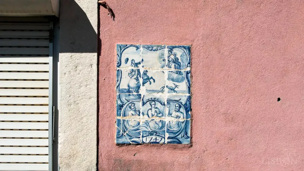 Tilework panel dated 1747 with representation of Our Lady of Nazaré and the Miracle of D. Fuas Roupinho, na Rua Direita da Palma in Benfica