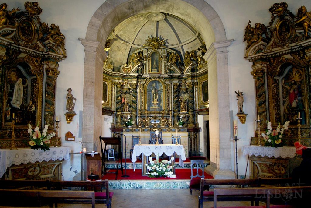 The main chapel also has a circular plan and a truncated hemispherical vault. The high altar is also covered in baroque gilded woodcarving.