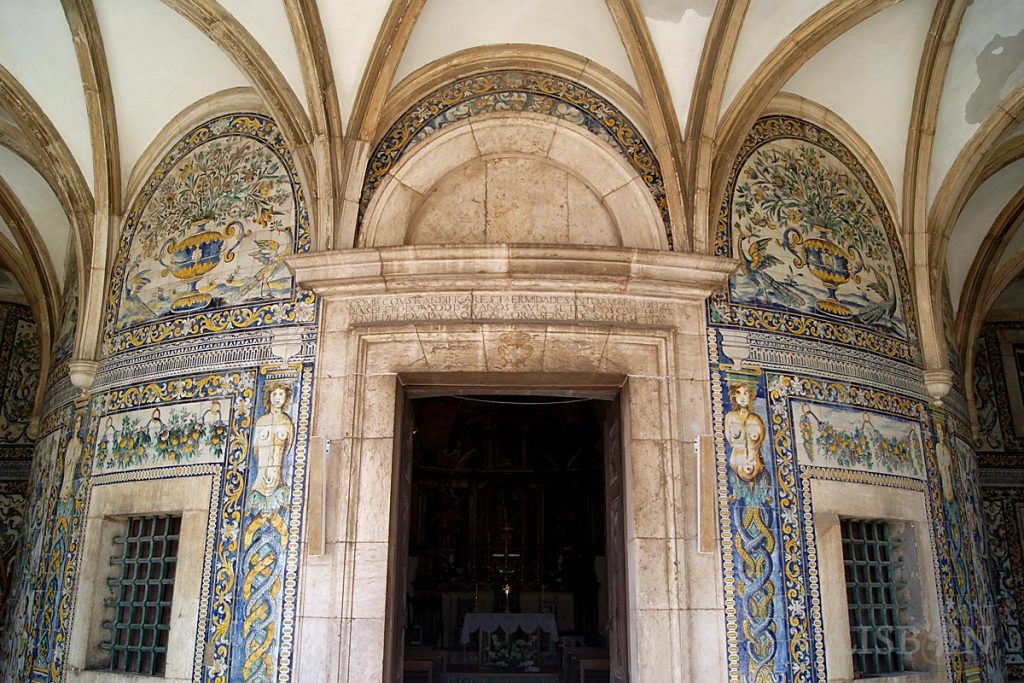 The arcade is covered by a rib vault, where attributes of the saint can be seen in sculpted stones. Its walls are completely covered with polychrome Mannerist.