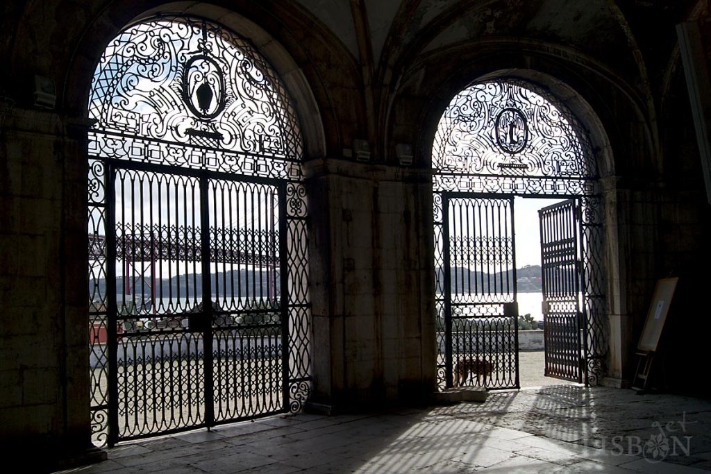 The body of the chapel is preceded by a semicircular arcade, with counterforts that flank five round arches. To the three open arches correspond admirable wrought iron doors added in the 18th century.