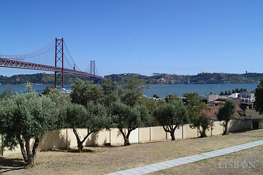 By reaching the top you can rest next to the Chapel while admiring the magnificent view over Tagus River.