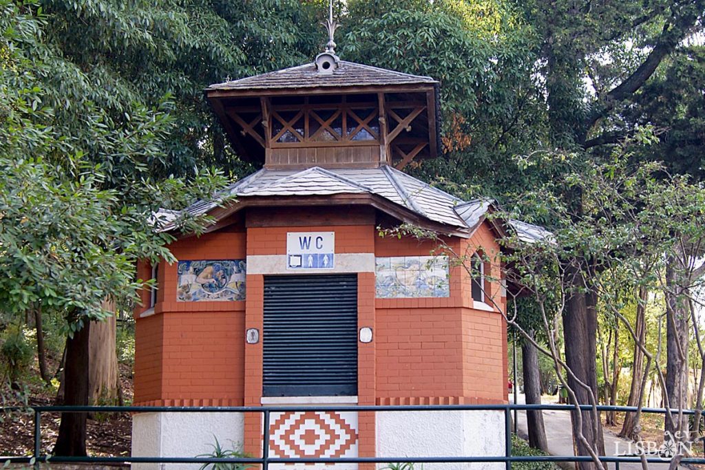 WC kiosk of the Silva Porto Park in Benfica