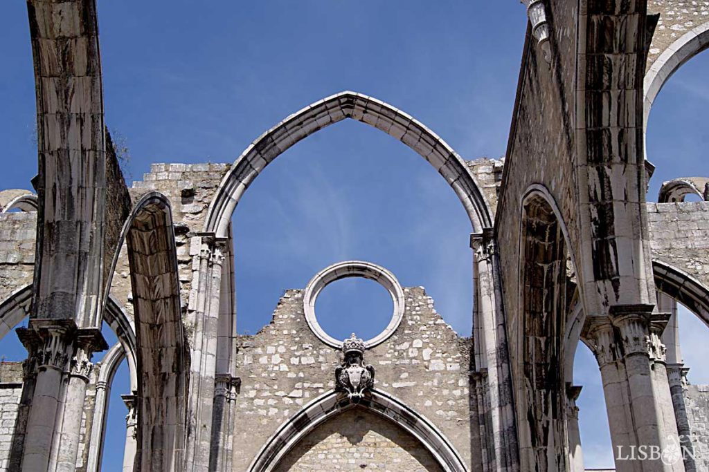 A reconstrução abandonada da igreja do Convento do Carmo, memorial do Terramoto de 1755 