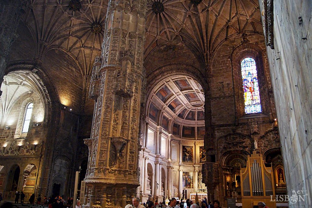 Igreja de Santa Maria de Belém, onde se verifica evidente diferença estilística entre o corpo da igreja e a capela-mor.