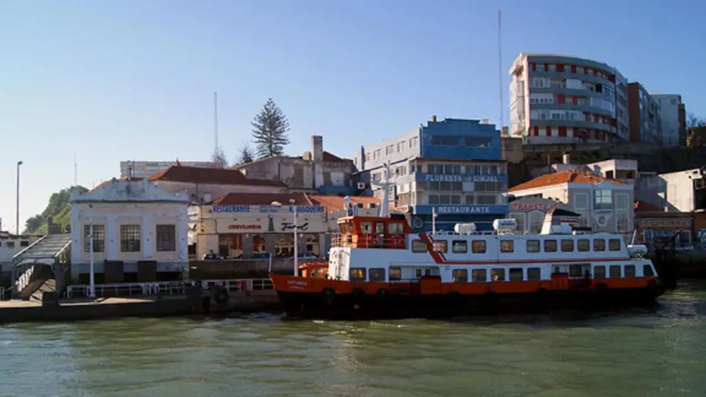 Cacilheiro no cais de Cacilhas; Passeio por Cacilhas