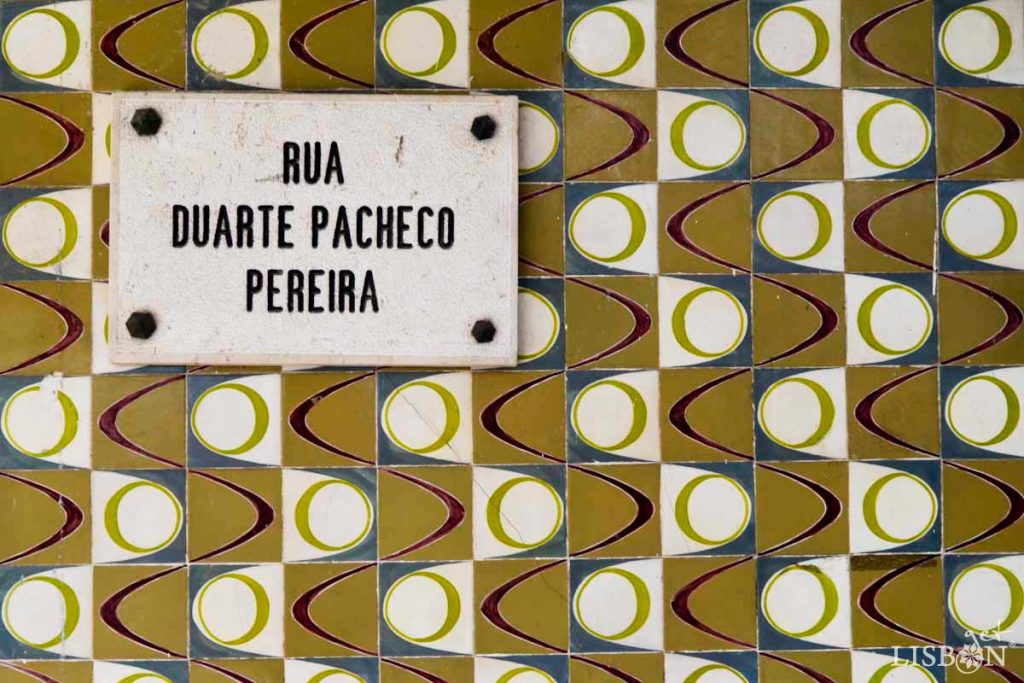 São azulejos de padrão para fachadas das galerias inferiores de um projecto de habitação e zona comercial do arquitecto Chorão Ramalho, no Restelo, na zona ocidental de Lisboa.