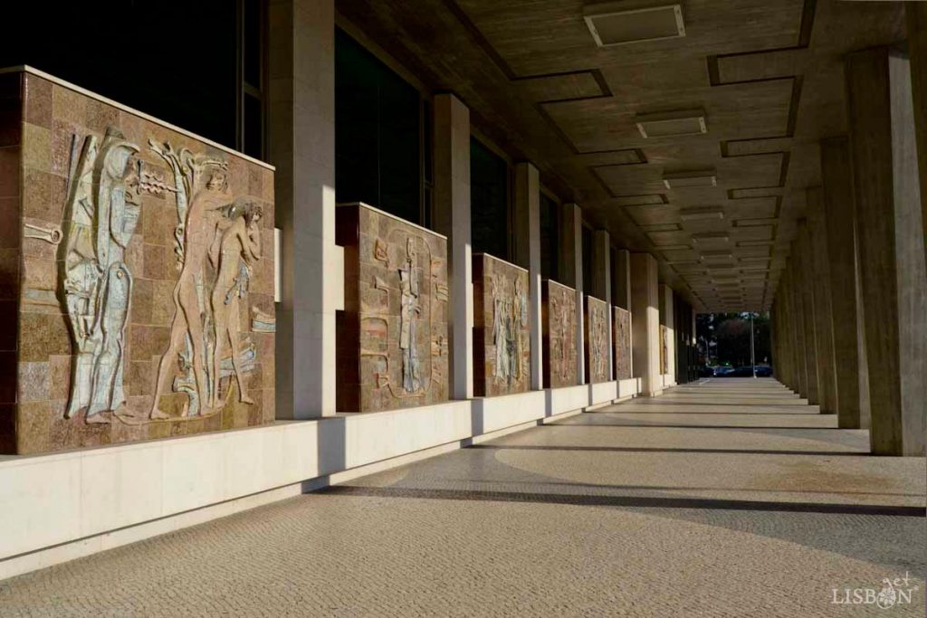 Conjunto de seis painéis na galeria exterior do Tribunal Cível. Nesta intervenção Querubim Lapa executou seis painéis que são peças autónomas de temas relacionados com a justiça.