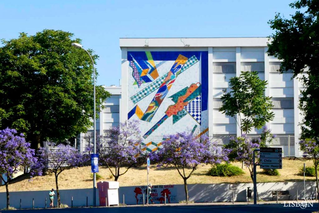 Painel na fachada da Escola Artística António Arroio. Nesta obra podemos observar a utilização de formas geométricas desconstruídas, contrastadas com a existência de uma grande pintura abstracta de cores intensas que atravessa o painel na diagonal.