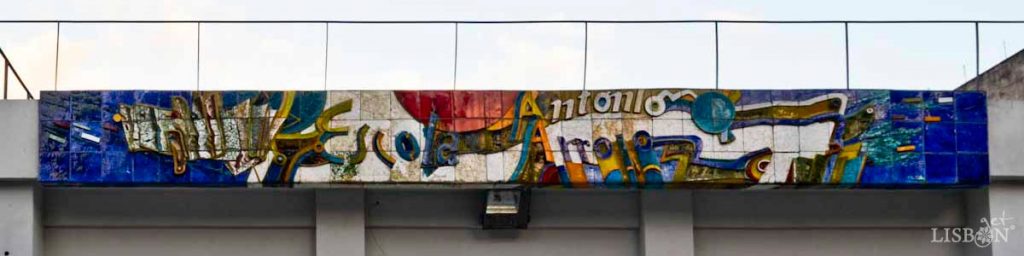 Baixo-relevo cerâmico de 1987 onde figura elementos abstractos e o nome da própria escola, Escola António Arroio.