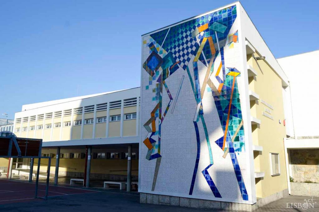 Painel de 2006, Escola Básica Mestre Querubim Lapa, localizada na zona Norte de Lisboa.