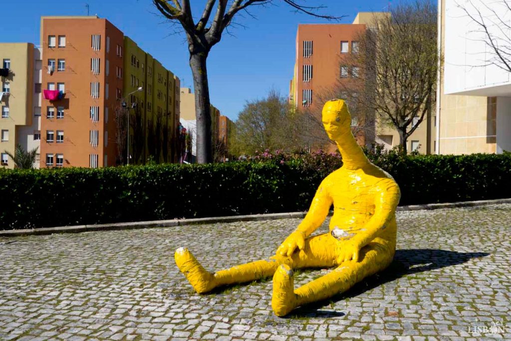 Instalação escultural de Robert Panda. Esta peça que se encontra no local foi uma segunda intervenção do artista após a primeira ter sido vandalizada. Apresenta-se actualmente de amarelo, em vez de dourado, e foi adoptada pela população como a mascote do bairro, tendo sido baptizada de Nelson.