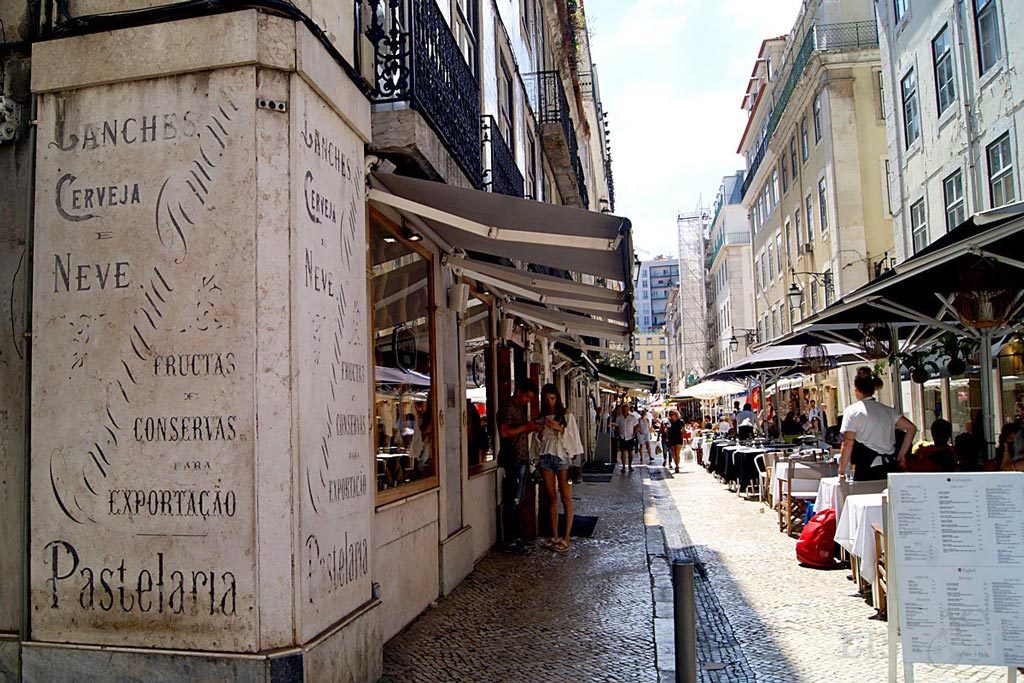 Antiga Conservaria Pomona: conserva-se na esquina da Rua da Prata com a Rua de São Nicolau a pedra gravada que anunciava as especialidades.