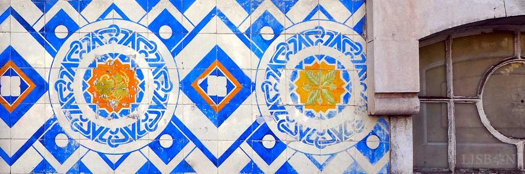 Azulejos na moradia do Colégio Roussel de 1905, nº 13 da Av. da República, onde padrões geométricos se encontram em grande harmonia com as linhas neo-românicas do arquitecto Augusto Machado