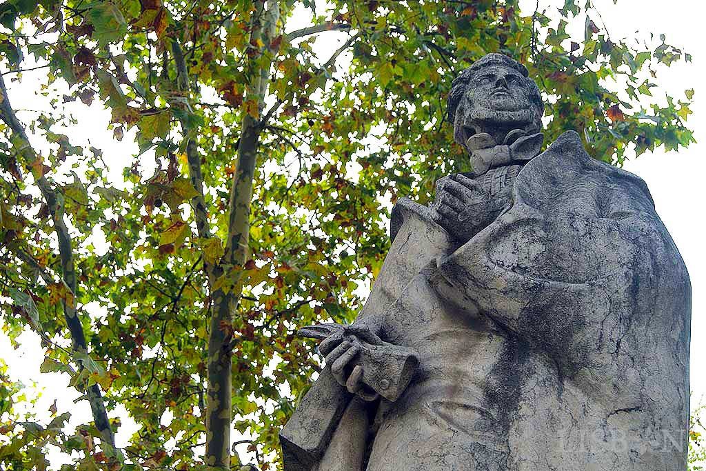 A Escultura da Av. da Liberdade - Nascente:  estátua de vulto de Almeida Garrett encontra-se no cruzamento da Av. da Liberdade com a Rua Alexandre Herculano