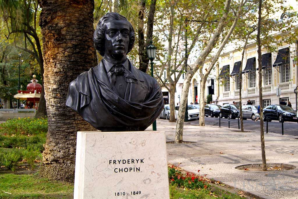 Escultura da Av. da Liberdade - Nascente:Busto de Chopin em bronze que reproduz a obra em mármore de 1872, do escultor polaco Bolesław Syrewicz