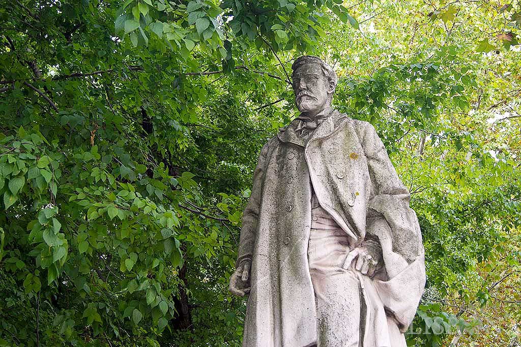 Estátua de vulto de Oliveira Martins figura incontornável da historiografia portuguesa