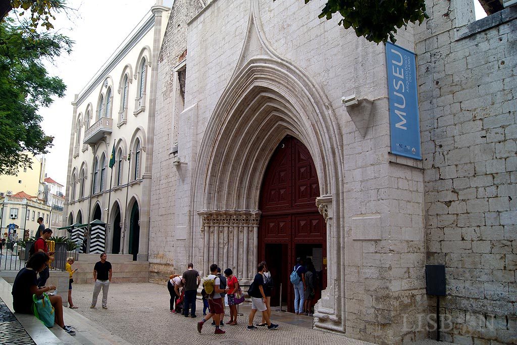 Fachada, recentemente restaurada, do antigo Convento do Carmo onde está instalado o Museu Arqueológico do Carmo