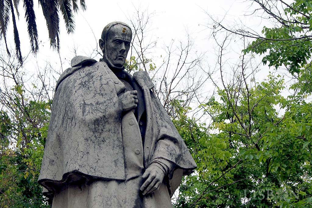 The Sculptures of Liberdade Avenue - West: When crossing Rua Alexandre Herculano we find the first figure statue, which represents the illustrious liberal, writer, historian and journalist of the Romantic era Alexandre Herculano (1810-1877).