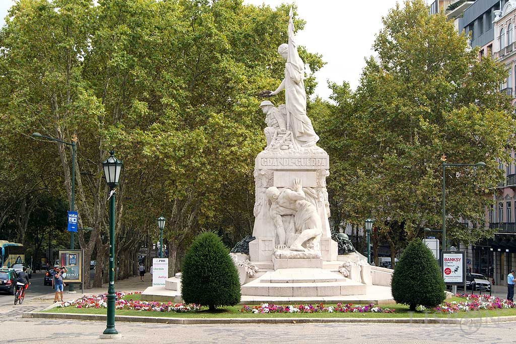 In front of Rua do Salitre, we can observe an ampler space in whose centre is the monument of tribute to the deceased of the World War I (1914-1918)