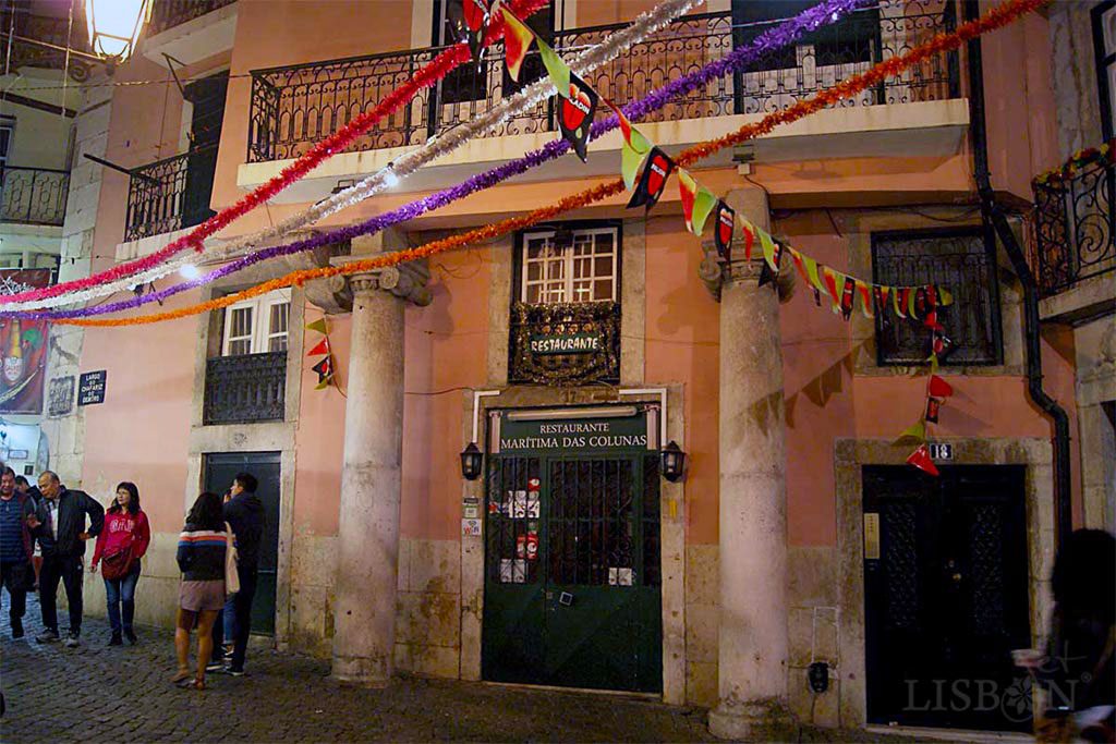 As colunas que o terramoto deslocou da Casa das Colunas têm proveniência.