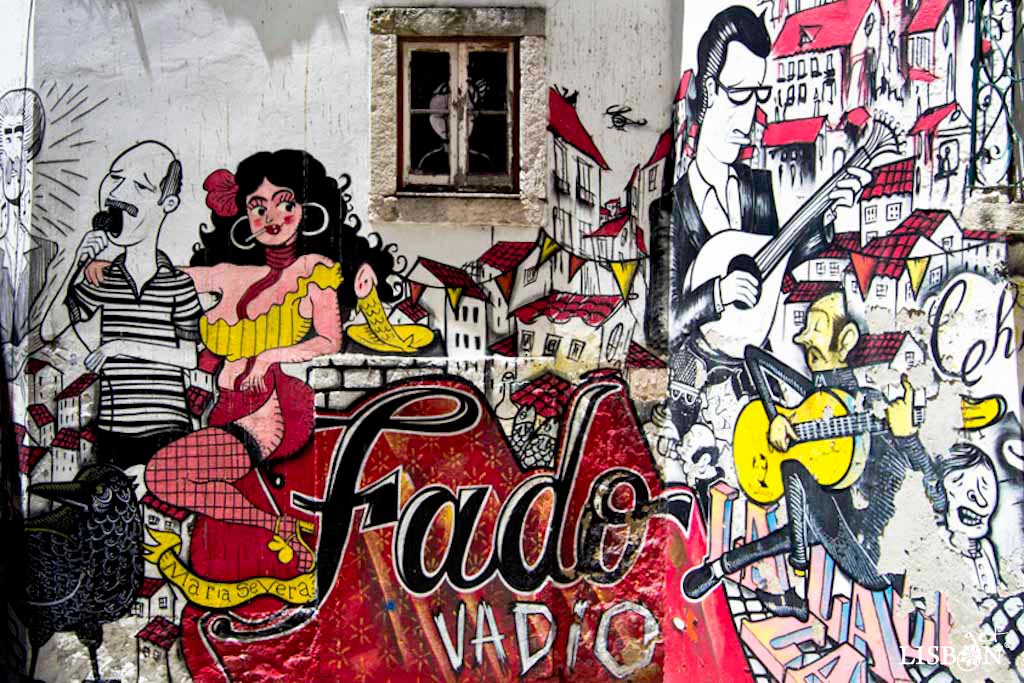 The mural Fado Vadio, in Escadinhas de São Cristóvão, Mouraria