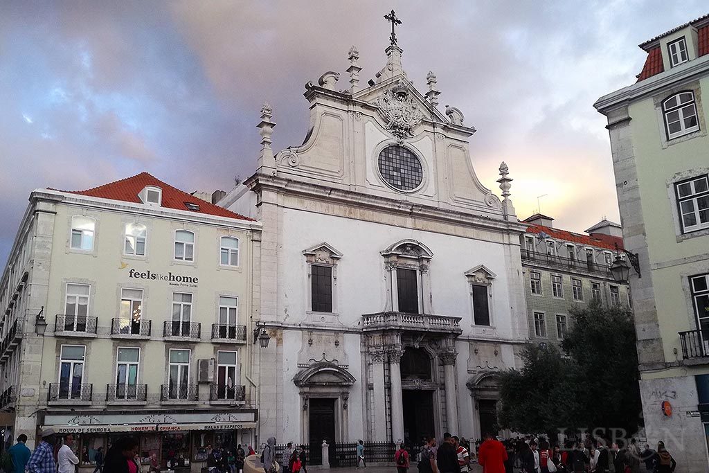 As colunas que o terramoto deslocou da Igreja de S. Domingos são provenientes da colapsada capela real do Paço da Ribeira.