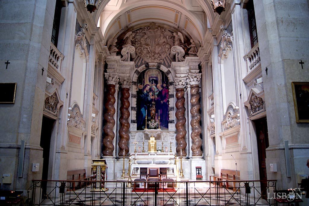 As colunas salomónicas de brecha que ladeiam o altar-mor da Igreja de São José da Anunciada são provenientes da demolição da igreja do colégio de Santo Antão-o-Novo.