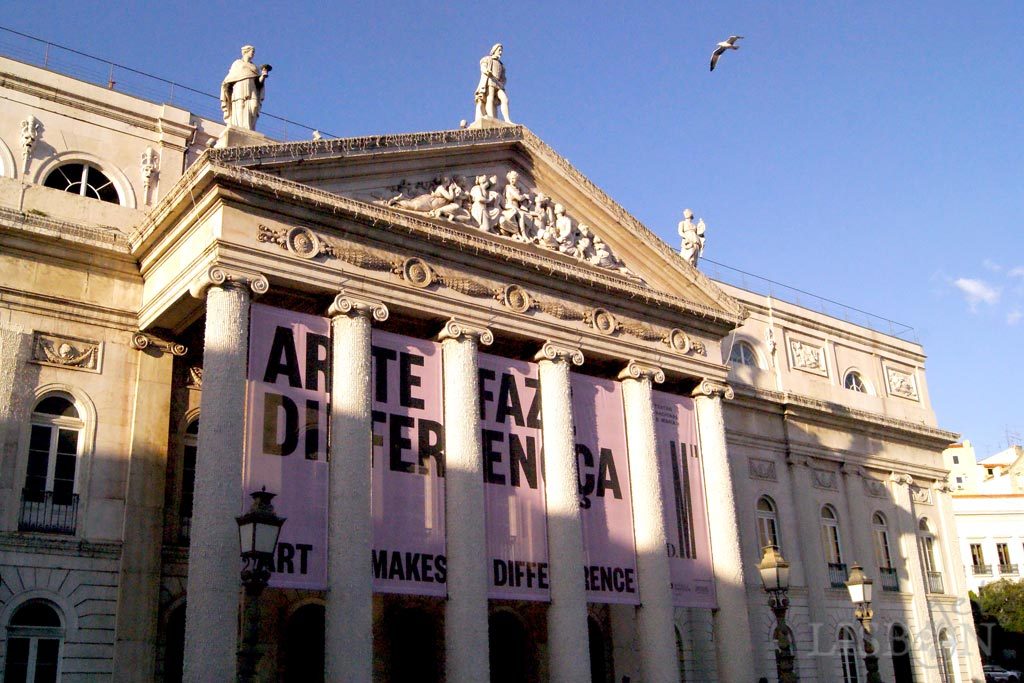 As monumentais colunas jónicas que hoje fazem parte do nártex do Teatro Nacional D. Maria II são provenientes do Convento de São Francisco da Cidade