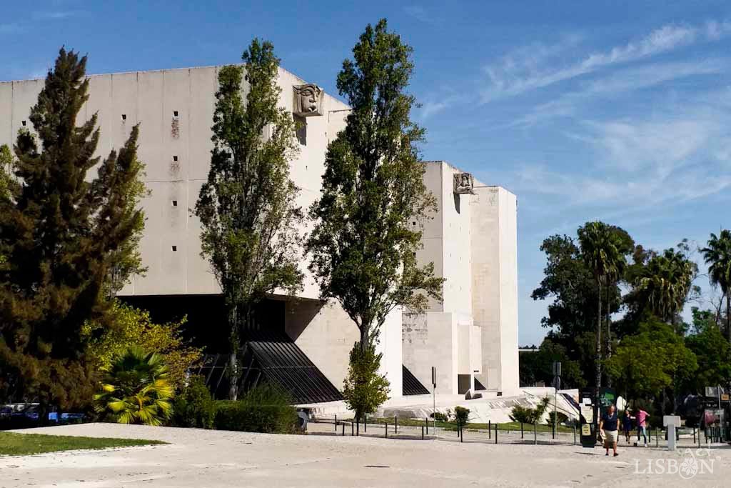 A Torre do Tombo, inaugurada em 1990, situada na Cidade Universitária dispõe de uma área de cerca de 55 000 m2, distribuídos por sete pisos.