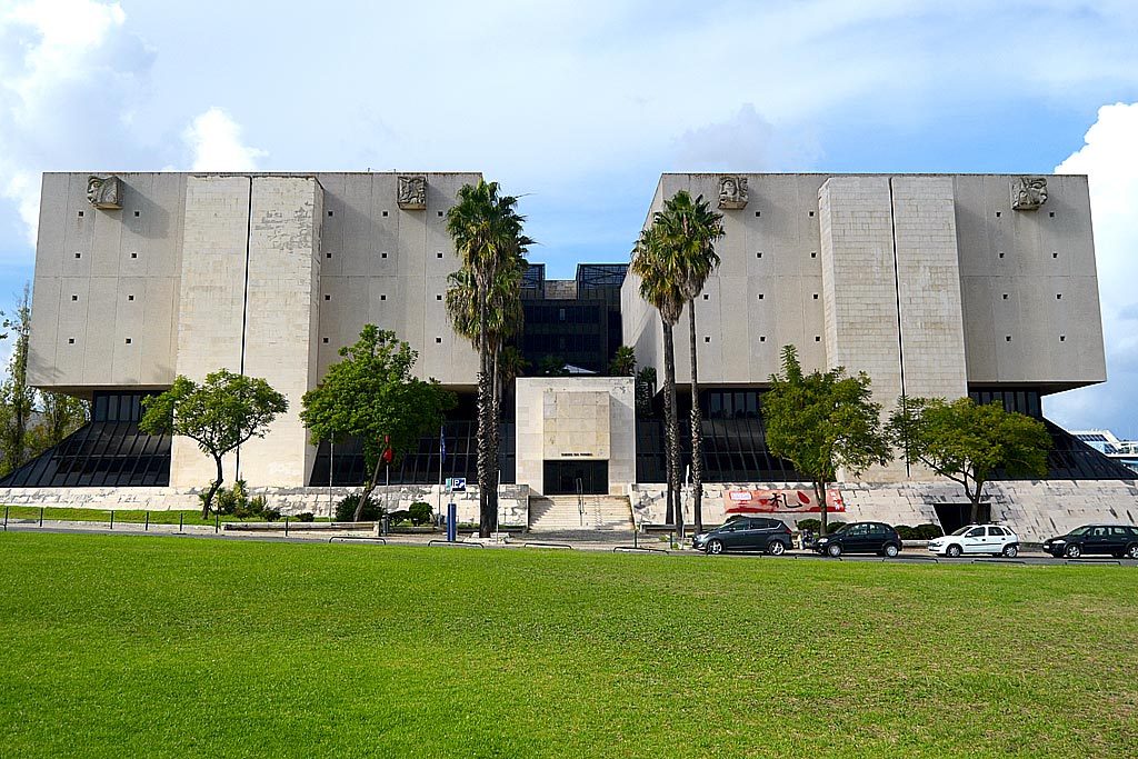 A Torre do Tombo não é apenas um edifício moderno e eficiente; a sua estética é composta por elementos simbólicos.