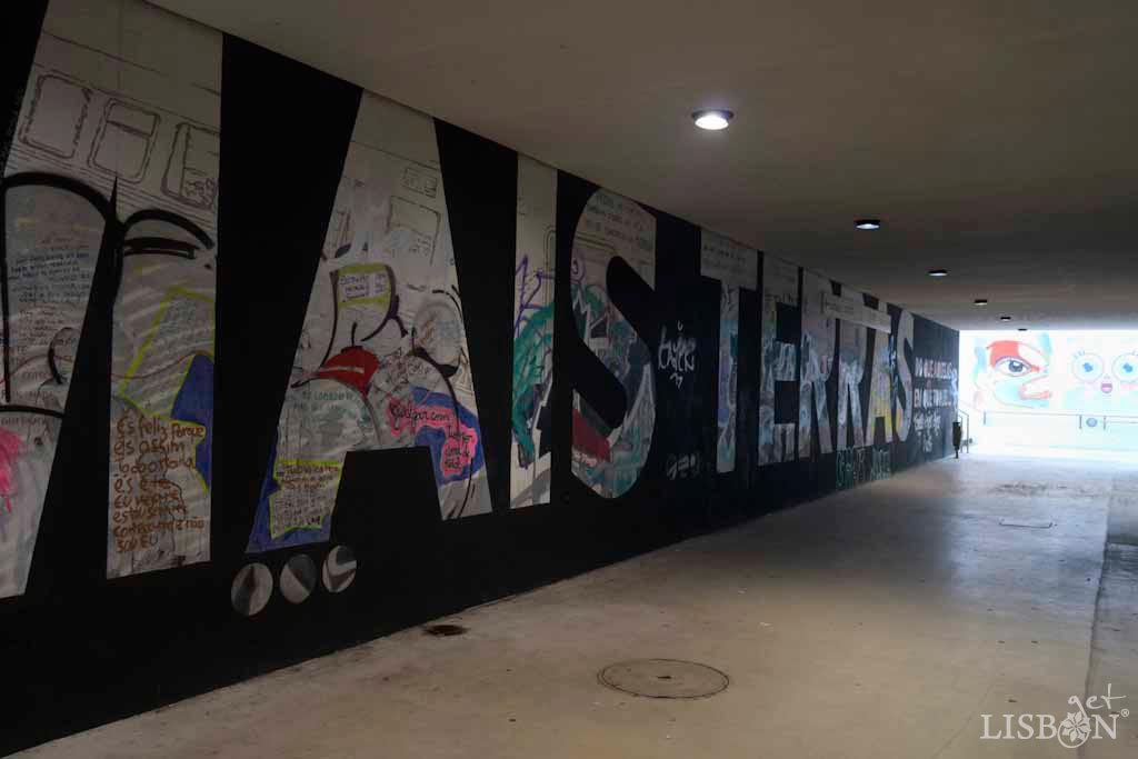 Arte Urbana da Estação de Entrecampos: projecto “Passagem das Horas”, situado na passagem inferior pedonal do lado poente, da Estação de Entrecampos, da autoria de  ngela Menezes.