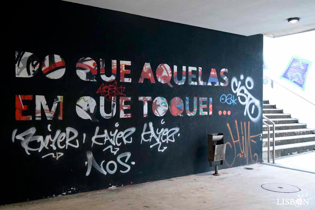 No painel central, sobre o mural vandalizado, foi escrita em negativo a frase “Viajei por mais terras do que aquelas em que toquei”, retirada da “Passagem das horas” de Álvaro de Campos, heterónimo de Fernando Pessoa.