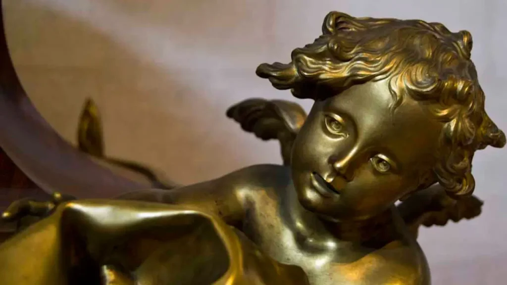 A Casa-Museu Medeiros e Almeida reúne uma colecção ecléctica de obras de arte reunidas por um coleccionador que deixou o seu espólio à fruição pública.