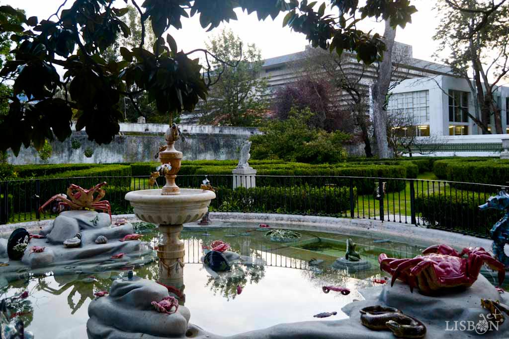 Vista do Jardim Bordalo Pinheiro. Em dois lagos espaço para rãs, nenúfares, tartarugas, peixes, ostras, caranguejos, lagostas ou cavalos-marinhos também de grandes dimensões.